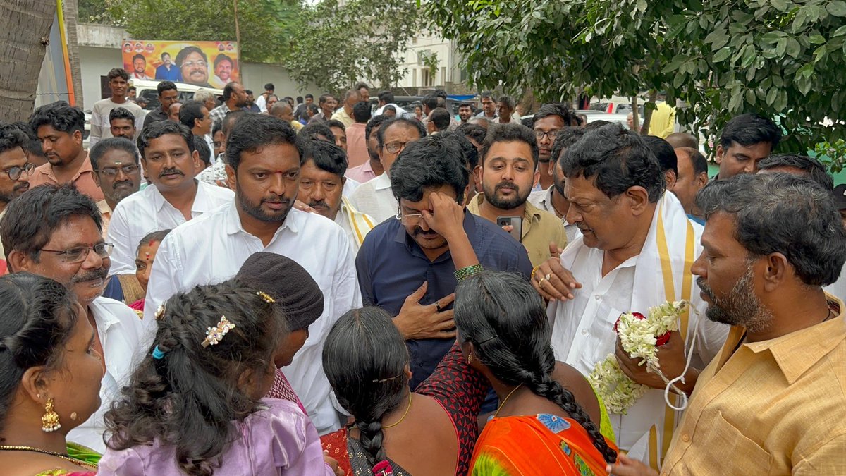 RamuVenigandla's tweet image. #AdminPost 
గుడివాడ పట్టణంలో పండుగ వాతావరణంలో ఘనంగా రామన్న జన్మదిన వేడుకలు….

ఎమ్మెల్యే వెనిగండ్ల రాము గారి జన్మదినం సందర్భంగా గుడివాడలో కూటమి నాయకులు, కార్యకర్తలు, అభిమానులు ఏర్పాటు చేసిన పలు కేక్ కటింగ్ కార్యక్రమాల్లో పాల్గొన్న వెనిగండ్ల రామన్న.

#HBDRamanna 
#TeluguDesamParty…