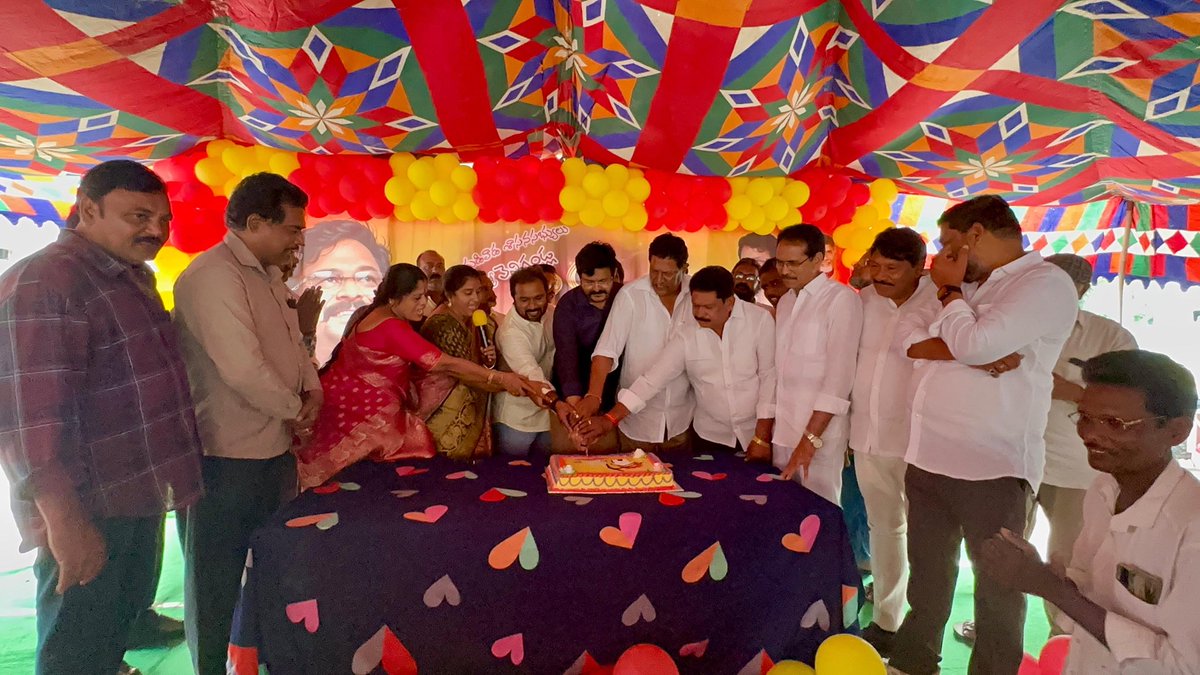 RamuVenigandla's tweet image. #AdminPost 
గుడివాడ పట్టణంలో పండుగ వాతావరణంలో ఘనంగా రామన్న జన్మదిన వేడుకలు….

ఎమ్మెల్యే వెనిగండ్ల రాము గారి జన్మదినం సందర్భంగా గుడివాడలో కూటమి నాయకులు, కార్యకర్తలు, అభిమానులు ఏర్పాటు చేసిన పలు కేక్ కటింగ్ కార్యక్రమాల్లో పాల్గొన్న వెనిగండ్ల రామన్న.

#HBDRamanna 
#TeluguDesamParty…