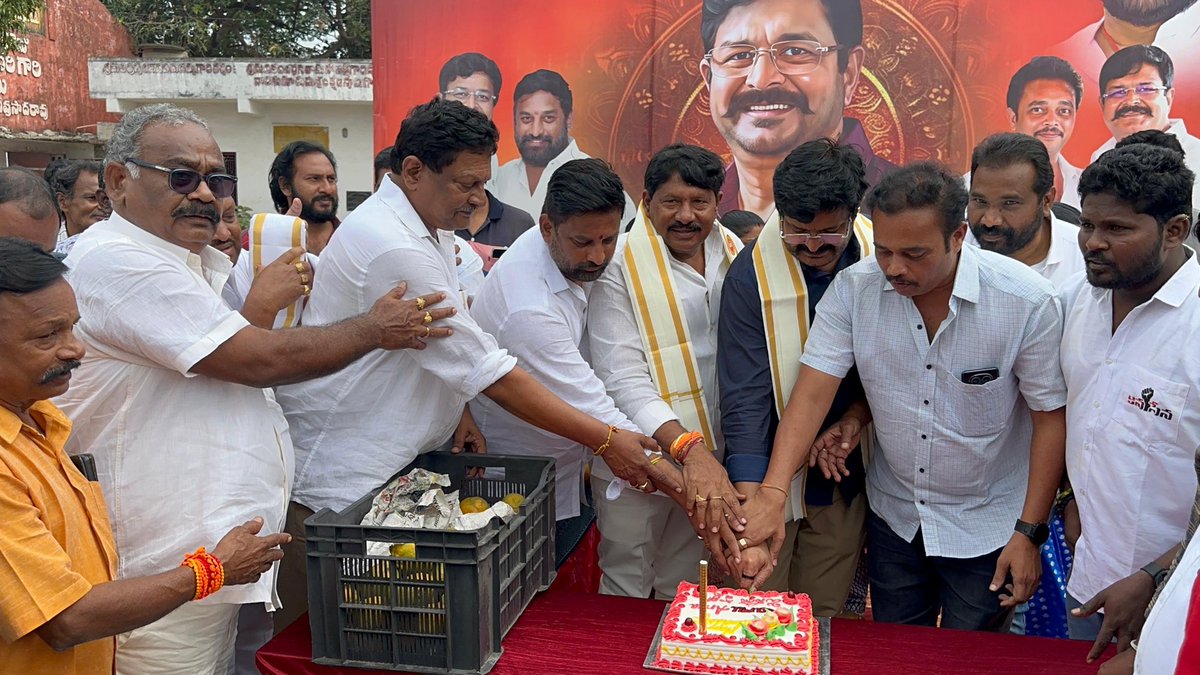 RamuVenigandla's tweet image. #AdminPost 
గుడివాడ పట్టణంలో పండుగ వాతావరణంలో ఘనంగా రామన్న జన్మదిన వేడుకలు….

ఎమ్మెల్యే వెనిగండ్ల రాము గారి జన్మదినం సందర్భంగా గుడివాడలో కూటమి నాయకులు, కార్యకర్తలు, అభిమానులు ఏర్పాటు చేసిన పలు కేక్ కటింగ్ కార్యక్రమాల్లో పాల్గొన్న వెనిగండ్ల రామన్న.

#HBDRamanna 
#TeluguDesamParty…