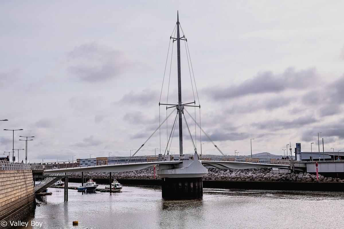 BJRoberts's tweet photo. A wet and gloomy Rhyl Harbour this December 1st, with its Pont y Ddraig bascule bridge over the Afon Clwyd. @Ruth_ITV @WalesCoastPath @NWalesSocial @northwaleslive @OurWelshLife @northwalescom @AllThingsCymru #Rhyl #Harbour #AfonClwyd #PontyDdraig #BasculeBridge #Dec1st #Wales https://t.co/zcNqEb7DRK