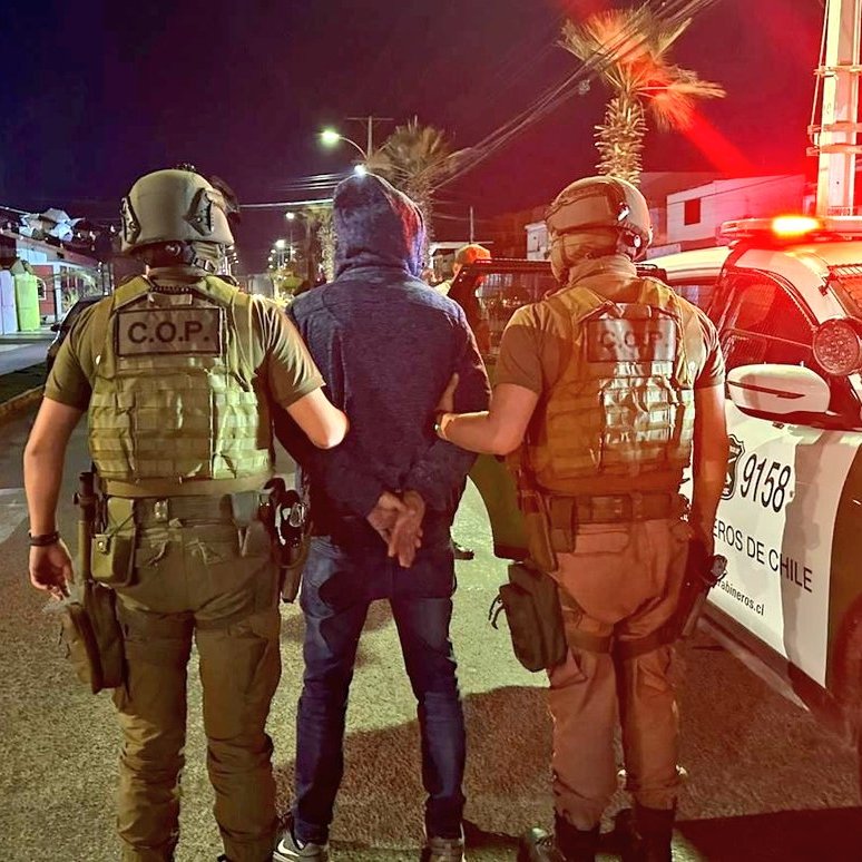 Carabineros de #Tarapacá detuvo a 38 personas este fin de semana 

1 arma de fuego adaptada, 1 arma de aire comprimido, 2 armas blancas y más de 4 kilos de drogas fueron incautados. Los detenidos fueron por: amenazas, VIF, conducción en ebriedad y robo con intimidación. #Iquique