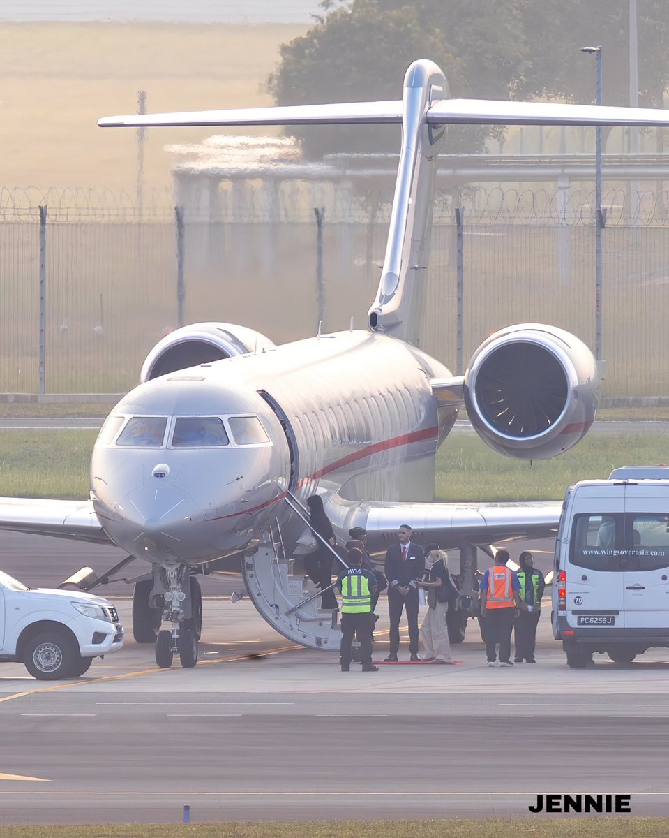 eleven_digits's tweet image. Jisoo, Jennie, and Rosé went back to Seoul via a private VistaJet Global 7500 after wrapping up BLACKPINK’s Singapore concerts  ✨
