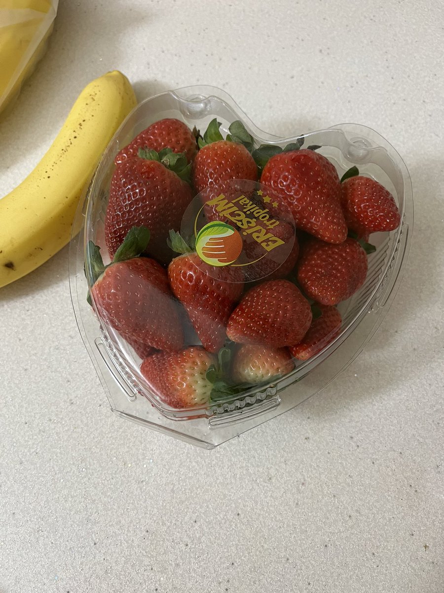 elif__kk's tweet photo. Şana çileğiii🍓🍓 https://t.co/UafBSuSXUS