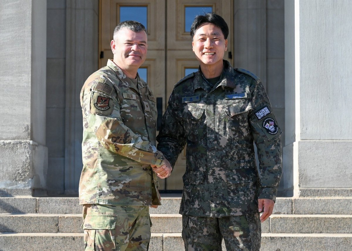 Top Cops, one team, shared purpose.

For the first time in their 72-year alliance, US and ROK senior air force security forces leaders met to strengthen ties, share regional security and explore training.

📰 See how this milestone boosts readiness: dvidshub.net/r/7wmpbg