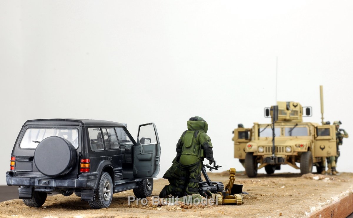 probuiltmodel's tweet photo. 1/35 EOD Bomb-Disposal Diorama — Two operators, two robots, one tense mission.
Humvee security team on overwatch.
Hand-painted, weathered, and built for realism.
#ScaleModel #135Scale #EOD #BombDisposal #Diorama
#MilitaryModeling #Miniatures #Humvee #ProBuiltModel https://t.co/2dyM36UZ3E