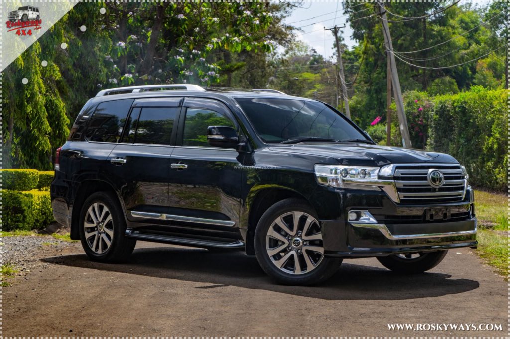 HAKUZWUMUREMYI's tweet image. 🚨Ntabwo bashushanya umuhanda, barawubaka! 
Twari kuba twarafashe  igihe tukubaka  imihanda izagendamo “Bus” gusa, aho kugira ngo tubone hageze ko zigira ahazo zinyura imihanda tukayishushanya!  
Ko ihari n’ubundi idahagije, nk’ubu izi modoka zo mu bwoko bwa #EndeleaSir n’izindi…