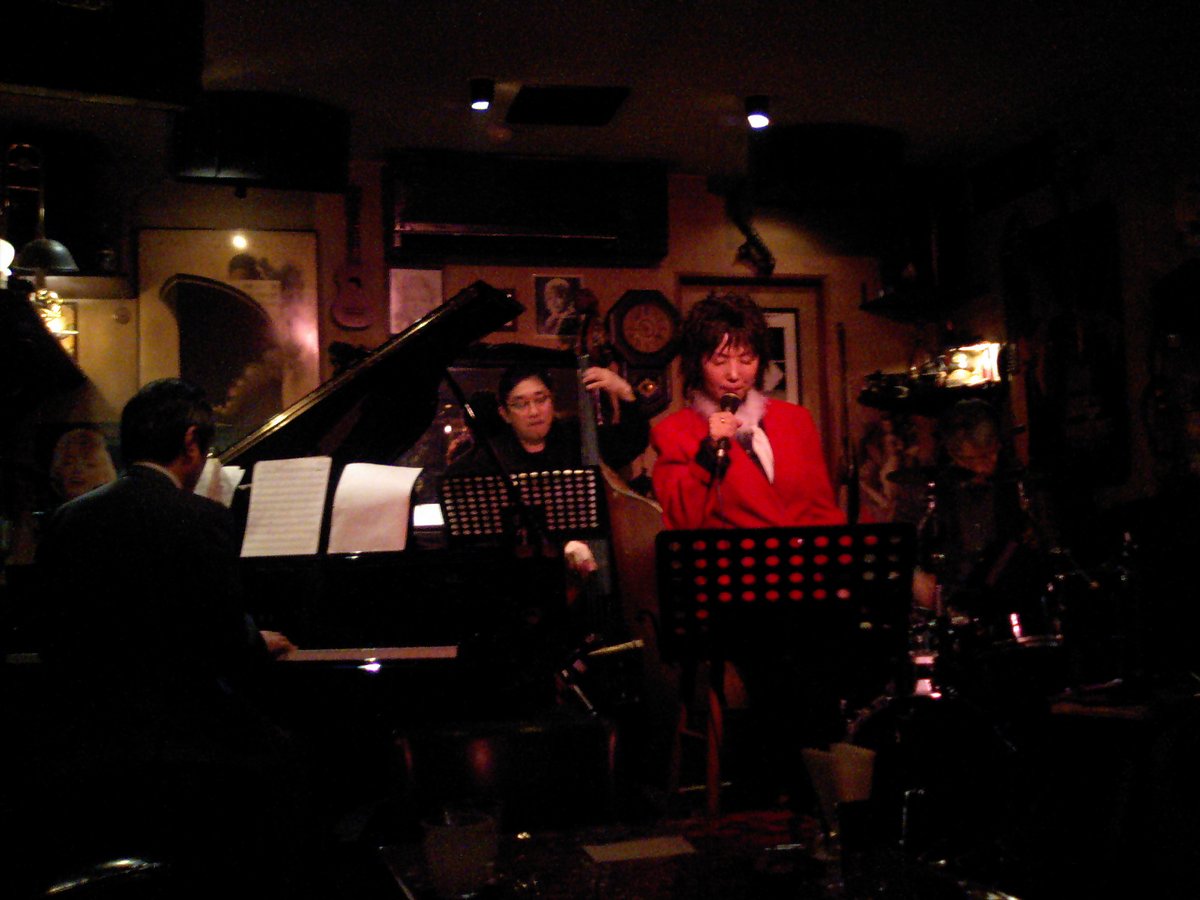 ji2wew's tweet photo. 12/3は友の4回忌
画像は20090117 CaballeroClubでの植田ひとみ先生のライブ。亡き友の先生でした。 https://t.co/hhyBQDbisD
