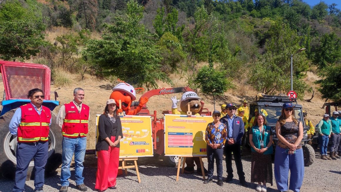 conaf_minagri's tweet photo. 📍#PARQUEMET | Autoridades dieron a conocer hoy los avances del plan nacional de cortafuegos que busca prevenir y mitigar los incendios forestales.
Actividad contó con la presencia de las ministras de Agricultura @MinagriCL, Ignacia Fernández, y de Obras Públicas @mop_chile, Jessica López; junto al director ejecutivo de CONAF, Rodrigo Illesca; la directora nacional de Senapred @Senapred, Alicia Cebrián; el director nacional de Vialidad, Horacio Pfeiffer; y la directora (s) de Parquemet, Marisol Torregrosa.
Durante esta temporada se ejecutarán casi 5 mil kilómetros de cortafuegos en las zonas de riesgo para viviendas y personas, entre las regiones de Tarapacá y Magallanes.