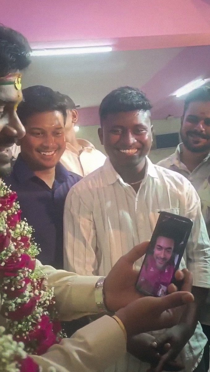 GuhanSuriya's tweet image. The Moment to be cherished 🥹🤍

@Suriya_offl nna 👑❤️ 

#Karuppu