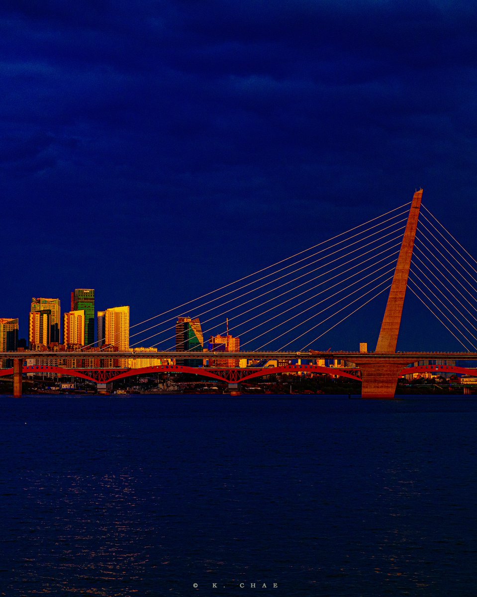 Between The River,
한강 사이로,