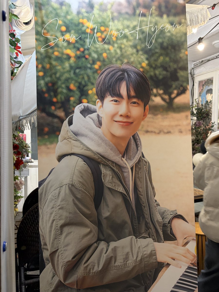 이 날 체력 바닥이라 여기 도착했을 때 이미 지쳐서 사진 찍은게 없네...🙄 그래도 분위기도 아늑하고 마감 즈음에 포스터 나눔도 받아서 행복했다🩷

#손우현_생일축하해
#HAPPY_WooHyeonDay_S4
#우현이만난_대학로_1130
#1130_HBD_WooHyeonInLove