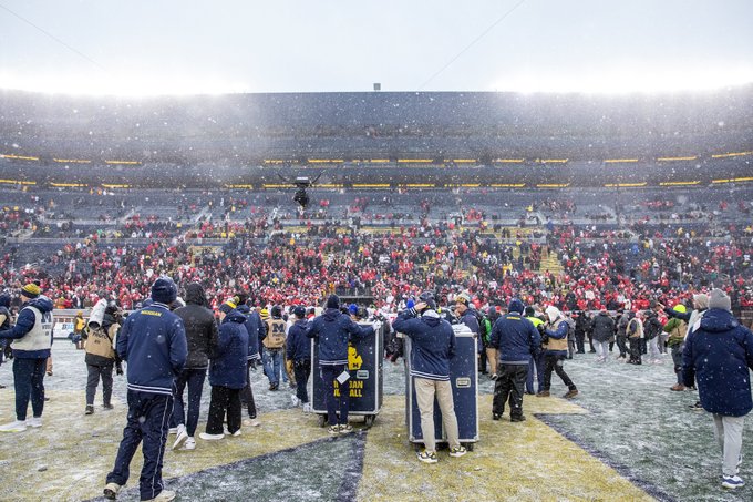 tSilverBulletin's tweet image. Not only did Michigan's players stand at midfield to block a potential Ohio State flag planting, but their staffers also rolled out equipment carts to take up space.

Pretty lame response after getting demolished in the second half.

Ryan Day took the high road anyway.