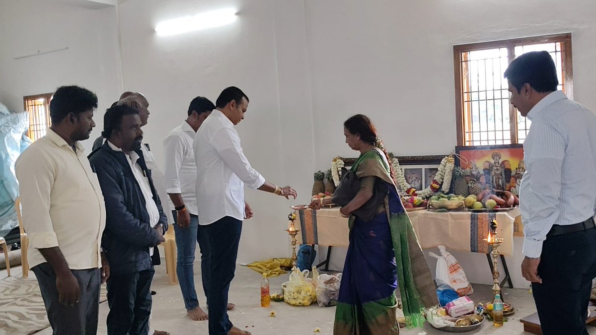 GaliBhanuTDP's tweet image. నిండ్ర మండలం చవరం బాకం Dr గోవిని బాలసుబ్రమని గారి నూతన గృహప్రవేశం కార్యక్రమం లో పాల్గొన్న నగరి ఎమ్మెల్యే గాలి భాను ప్రకాష్ గారు
#AdminPost
#GaliBhanuPrakash
#GaliBhanuForNagari
#NagariConstituency