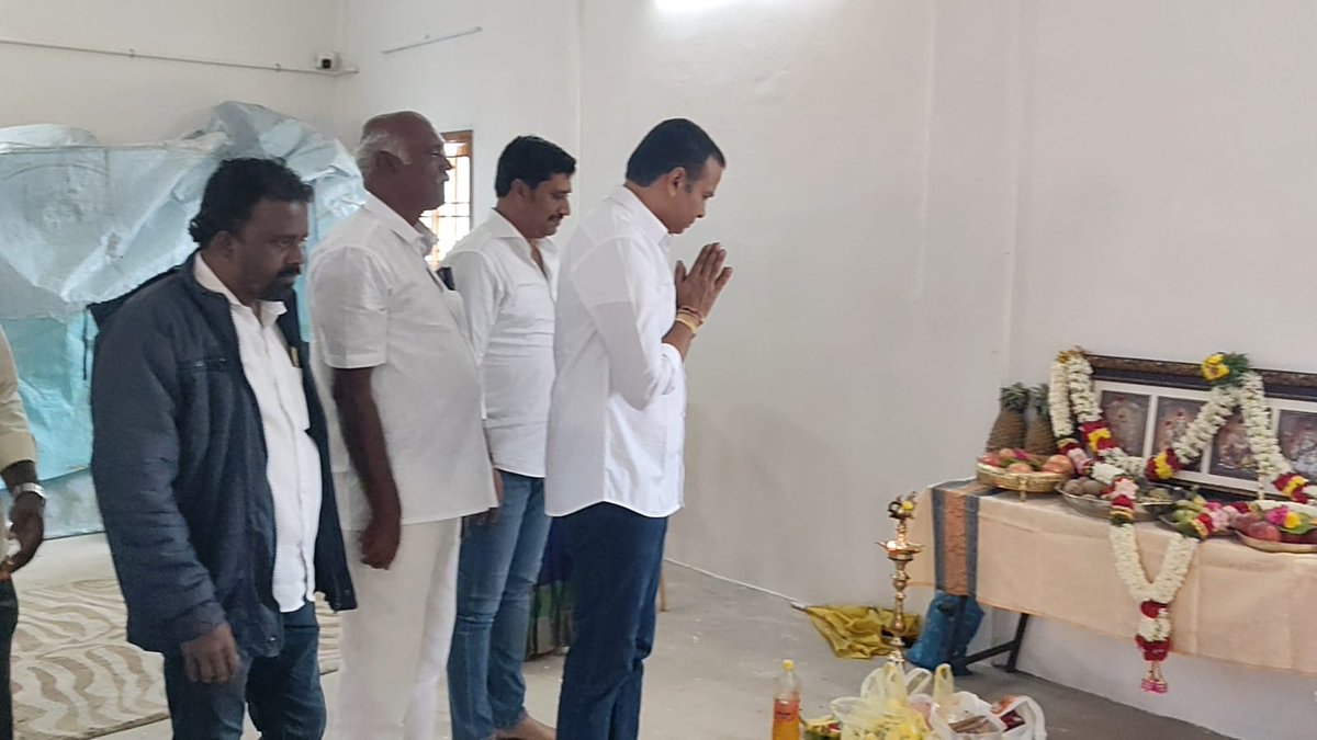 GaliBhanuTDP's tweet image. నిండ్ర మండలం చవరం బాకం Dr గోవిని బాలసుబ్రమని గారి నూతన గృహప్రవేశం కార్యక్రమం లో పాల్గొన్న నగరి ఎమ్మెల్యే గాలి భాను ప్రకాష్ గారు
#AdminPost
#GaliBhanuPrakash
#GaliBhanuForNagari
#NagariConstituency