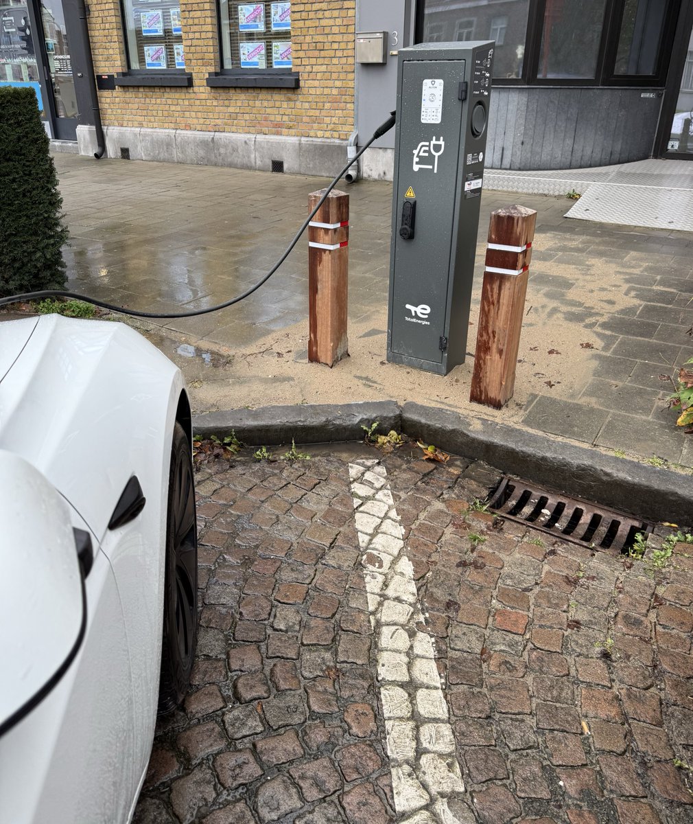 davidper's tweet image. Hoy estrenamos cargador en el barrio.