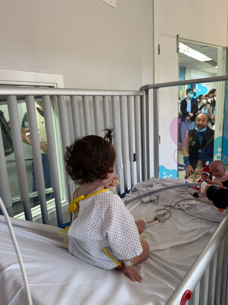 OSIBilboBasurtu's tweet photo. 🎻Hoy la música ha sonado en l #Neonatología y #Pediatría.

Paulo Lameiro y la compañía Musicalmente han ofrecido un concierto a los y las más pequeñas hospitalizadas en el Hospital Universitario Basurto, gracias a @Bilbaorkestra 

#EuskadiBerria https://t.co/Dn9CnvXGCr
