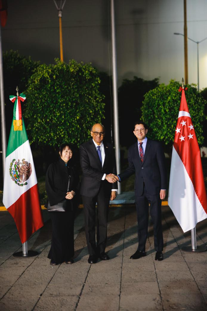 #ElDatito
Que la visita del presidente de Singapur, Tharman Shanmugaratnam,  obedece a que por primera vez se establecerá la embajada de ese país en territorio mexicano.
Que lo recibe hoy a las 10:00 en Palacio Nacional.
<a href="/perspectivasmx_/">Perspectivas</a> 
<a href="/noticiasmiled/">GRUPO MILED</a>