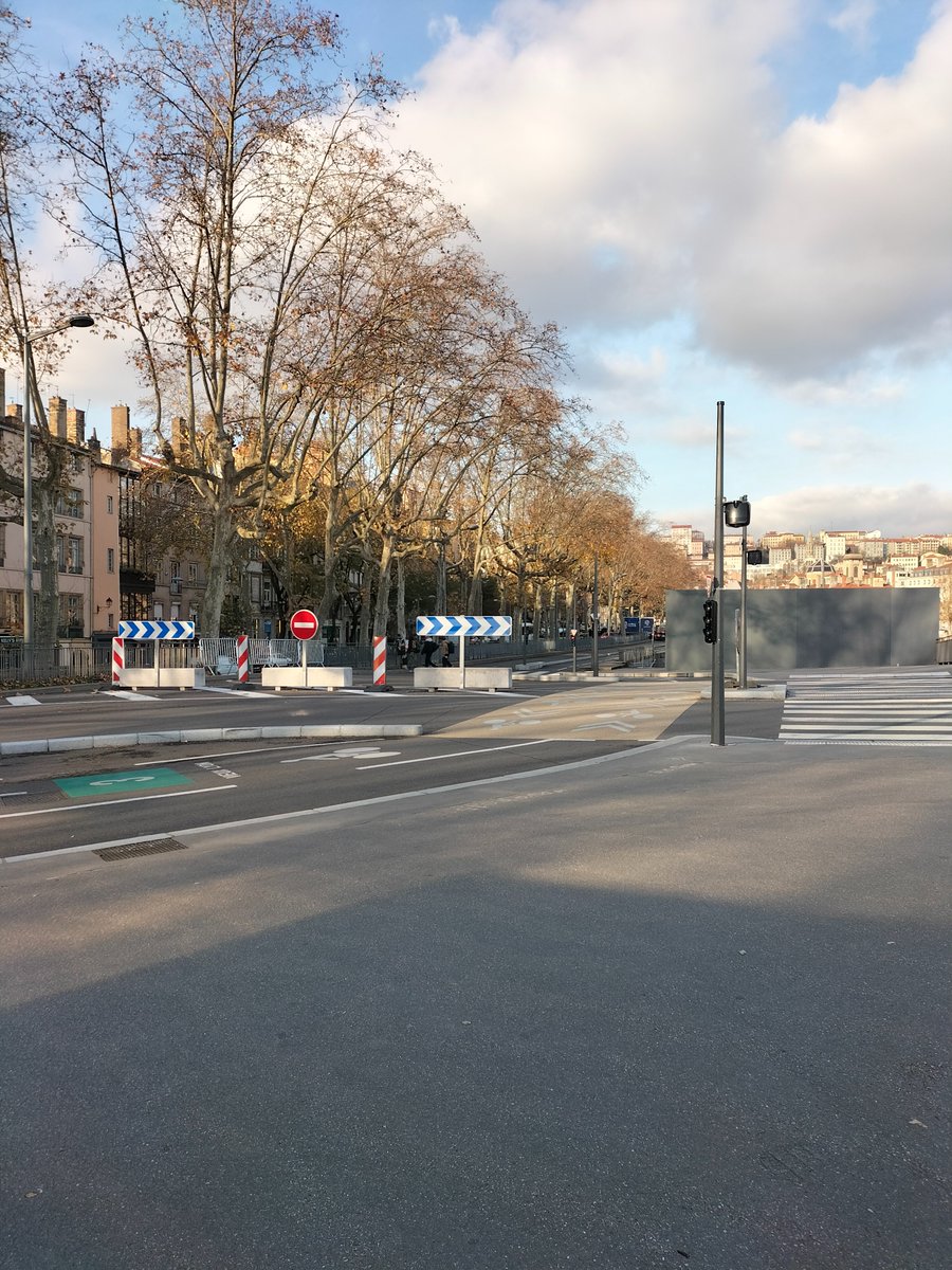 <a href="/trudigoz/">Thomas Rudigoz</a> <a href="/poliver69/">Pierre OLIVER</a> <a href="/Coeur_Lyonnais_/">Coeur Lyonnais</a> <a href="/JM_Aulas/">Jean-Michel AULAS</a> <a href="/Ambroise_Mejean/">Ambroise Méjean</a> <a href="/AllanBouamrane/">Allan Bouamrane 🇪🇺</a> <a href="/generationaulas/">Génération Aulas</a> <a href="/lesjem69/">Jeunes en marche - Rhône</a> <a href="/gabrielle_mno/">Gabrielle Marano</a> <a href="/met_violaine/">Violaine Met</a> <a href="/Claraeynaud/">Clara Eynaud-Lassalle</a> <a href="/FetterHugo/">Hugo Fetter</a> M. Rudigoz, pourriez-vs porter plainte contre F. Bagnon et la métropole pr blocage et arrêté illégaux à la sortie du parking St Jean? L'arrêté 
C 2025 C 5787 DG/DB tardif (27 mai au lieu de 24), invoquait des travaux (faux), et s'arrêtait au 30/11. Merci.
x.com/trudigoz/statu…