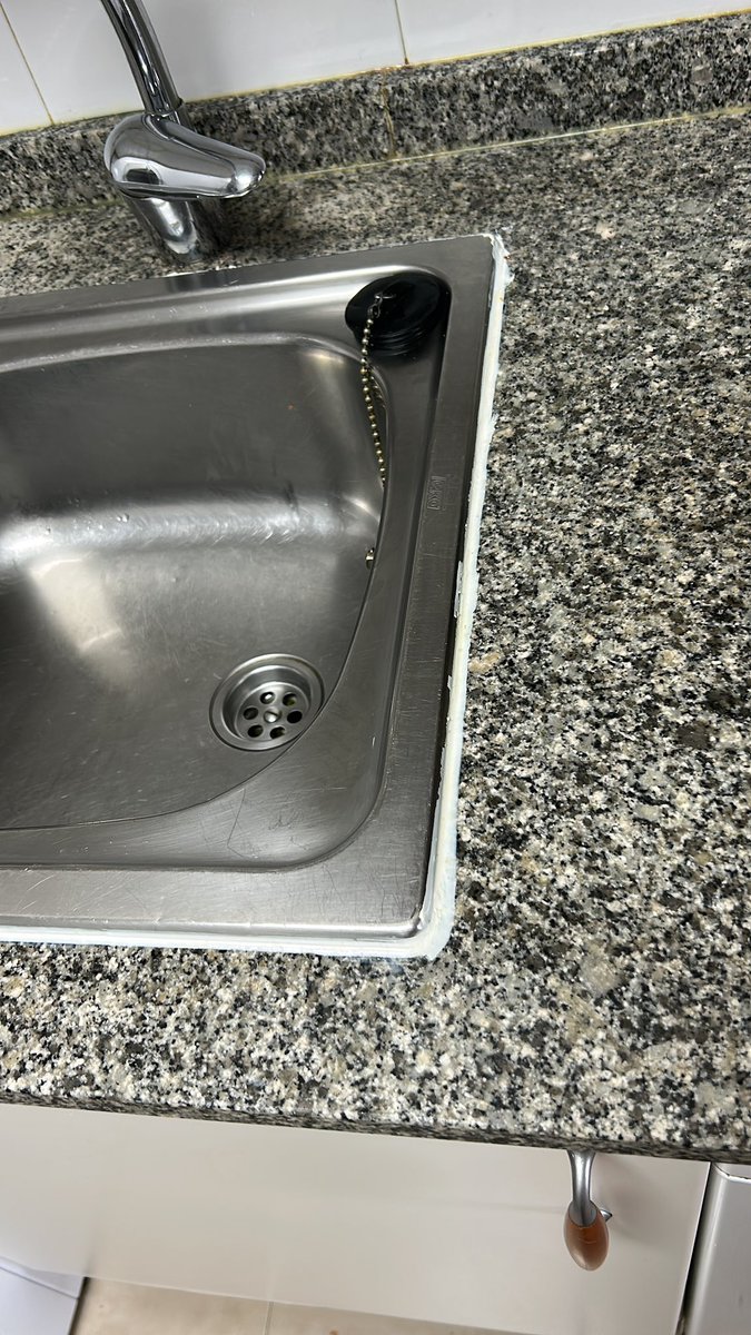 Aroitis's tweet photo. @santalucia_seg ¿es normal está reparación por parte de uno de vuestros manitas? 👨����‍🔧 Mejor lo llamáis manazas porque vaya.. https://t.co/JkgNhP0wZp