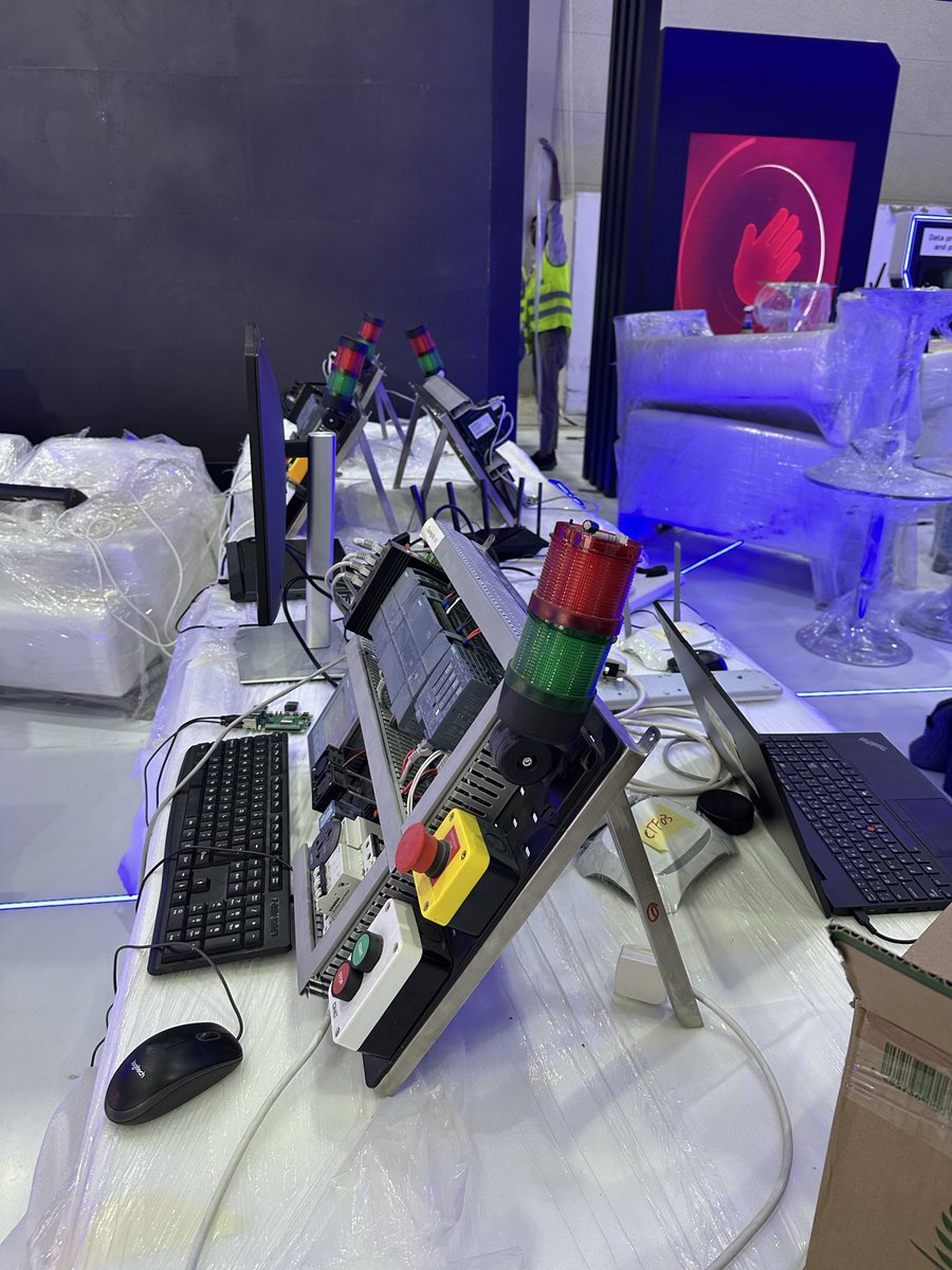 13sara_'s tweet photo. بلاك هات خلف الكواليس🎬

نشوفكم بكرا ببوث ريزيلينس🫡

#بلاك_هات25 
#BlackHatMEA2025 https://t.co/zTRN7tc8uj