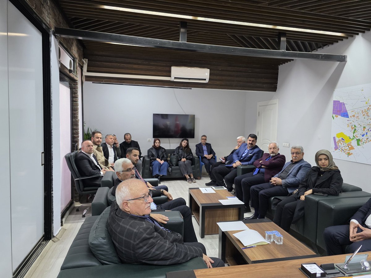 Haftalık Yürütme Kurulu toplantımızda teşkilatın gündemindeki konuları tek tek ele aldık

Yol arkadaşlarımızla hedeflerimizi ve kararlılığımızı bir kere daha teyit ettik. İşimiz vaktimizden çok. Heyecanımız taze, gücümüz yerinde.

Aldığımız kararlar Adıyaman ve teşkilatımız için