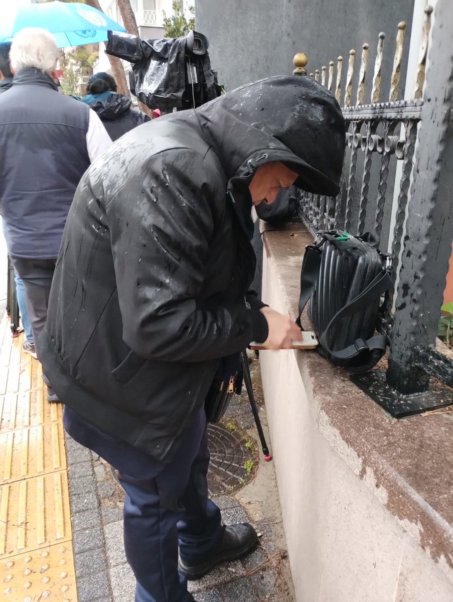 MarianoGiustino's tweet image. Inzuppato, sotto una pioggia battente da due giorni, al cancello della Chiesa siriaca di Mor Ephrem a #Istanbul, mentre mi preparo per una corrispondenza per @RadioRadicale. È il mio contributo all'unità ecumenica e al dialogo interreligioso.
#PapaLeoneXIV #Turchia