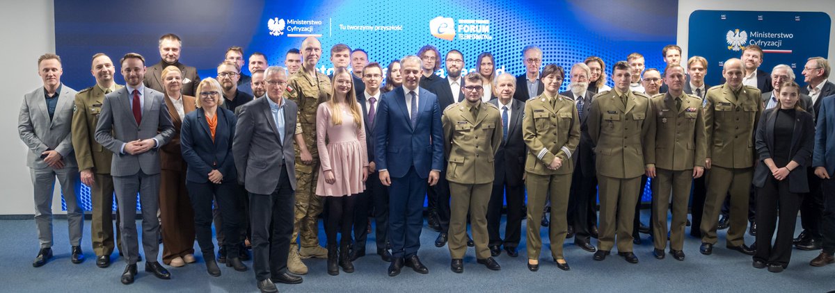 CYFRA_GOV_PL's tweet photo. Młodzi naukowcy zmieniają sposób, w jaki patrzymy na cyfrową Polskę!

Wicepremier i minister cyfryzacji @KGawkowski  wręczył nagrody laureatom XVII edycji Ogólnopolskiego, Międzyuczelnianego Konkursu Młodych Mistrzów, w którym studenci i doktoranci z całej Polski pokazują, jak nowoczesne technologie mogą odpowiadać na realne potrzeby administracji publicznej. Konkurs odbył się w ramach tegorocznego XXXI Forum Teleinformatyki.

🏅 Nagroda specjalna Ministra Cyfryzacji trafiła do zespołu z Uniwersytetu Warmińsko-Mazurskiego w Olsztynie za projekt „MagMap” - innowacyjne mapowanie miejskie oparte na sztucznej inteligencji. Projekt automatyzuje tworzenie precyzyjnych map na bazie zdjęć satelitarnych, wspierając planowanie miast, zarządzanie przestrzenią i monitoring środowiska.

👏 Gratulujemy wszystkim laureatom konkursu! Wasze pomysły pokazują, że przyszłość Polski jest w rękach młodych, kreatywnych naukowców.

#CyfrowaPolska #TransformacjaCyfrowa #SztucznaInteligencja