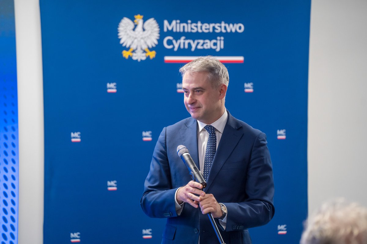 CYFRA_GOV_PL's tweet photo. Młodzi naukowcy zmieniają sposób, w jaki patrzymy na cyfrową Polskę!

Wicepremier i minister cyfryzacji @KGawkowski  wręczył nagrody laureatom XVII edycji Ogólnopolskiego, Międzyuczelnianego Konkursu Młodych Mistrzów, w którym studenci i doktoranci z całej Polski pokazują, jak nowoczesne technologie mogą odpowiadać na realne potrzeby administracji publicznej. Konkurs odbył się w ramach tegorocznego XXXI Forum Teleinformatyki.

🏅 Nagroda specjalna Ministra Cyfryzacji trafiła do zespołu z Uniwersytetu Warmińsko-Mazurskiego w Olsztynie za projekt „MagMap” - innowacyjne mapowanie miejskie oparte na sztucznej inteligencji. Projekt automatyzuje tworzenie precyzyjnych map na bazie zdjęć satelitarnych, wspierając planowanie miast, zarządzanie przestrzenią i monitoring środowiska.

👏 Gratulujemy wszystkim laureatom konkursu! Wasze pomysły pokazują, że przyszłość Polski jest w rękach młodych, kreatywnych naukowców.

#CyfrowaPolska #TransformacjaCyfrowa #SztucznaInteligencja