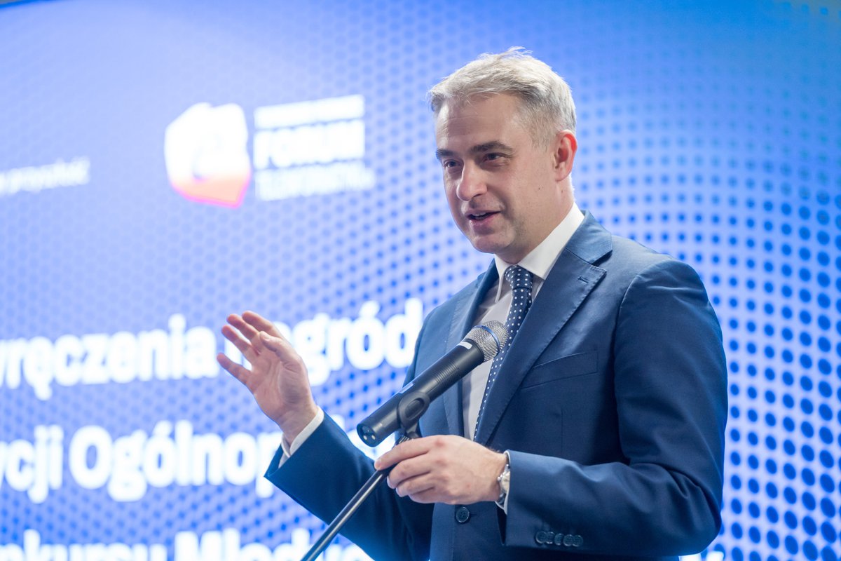 CYFRA_GOV_PL's tweet photo. Młodzi naukowcy zmieniają sposób, w jaki patrzymy na cyfrową Polskę!

Wicepremier i minister cyfryzacji @KGawkowski  wręczył nagrody laureatom XVII edycji Ogólnopolskiego, Międzyuczelnianego Konkursu Młodych Mistrzów, w którym studenci i doktoranci z całej Polski pokazują, jak nowoczesne technologie mogą odpowiadać na realne potrzeby administracji publicznej. Konkurs odbył się w ramach tegorocznego XXXI Forum Teleinformatyki.

🏅 Nagroda specjalna Ministra Cyfryzacji trafiła do zespołu z Uniwersytetu Warmińsko-Mazurskiego w Olsztynie za projekt „MagMap” - innowacyjne mapowanie miejskie oparte na sztucznej inteligencji. Projekt automatyzuje tworzenie precyzyjnych map na bazie zdjęć satelitarnych, wspierając planowanie miast, zarządzanie przestrzenią i monitoring środowiska.

👏 Gratulujemy wszystkim laureatom konkursu! Wasze pomysły pokazują, że przyszłość Polski jest w rękach młodych, kreatywnych naukowców.

#CyfrowaPolska #TransformacjaCyfrowa #SztucznaInteligencja