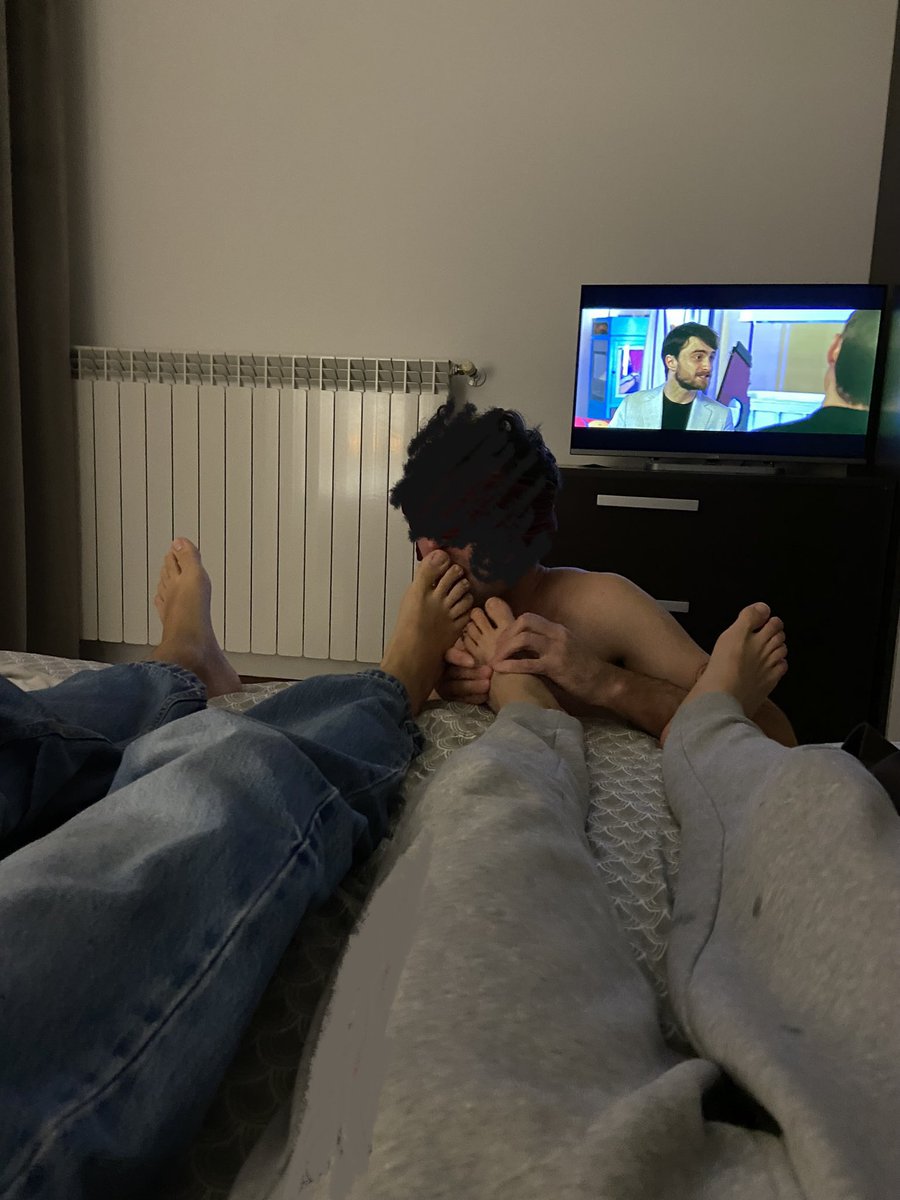 NUOVO GIORNO MUIVO SCHIAVO….
Ieri sera un ragazzo ci ha invitati nella sua camera per essere sottomesso, dopo avergli distrutto le palle e riempito la faccia di sputi ci ha massaggiato e leccato bene i piedi….un vero etero curioso😈😈
#feet #master #slave #sub