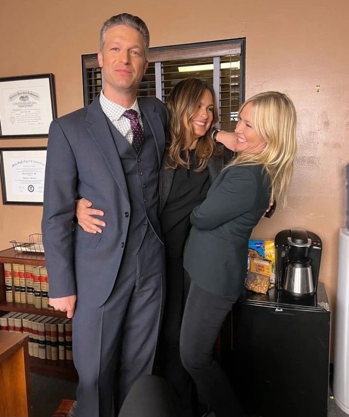 twistedcardio's tweet image. They look so tiny next to him 😭