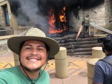 porteno0506's tweet photo. Esto son y esto volverán a ser porque el que es chusma aunque se vista con trajes caros no cambia. #LibreNuncaMas https://t.co/hJeQvpERgs