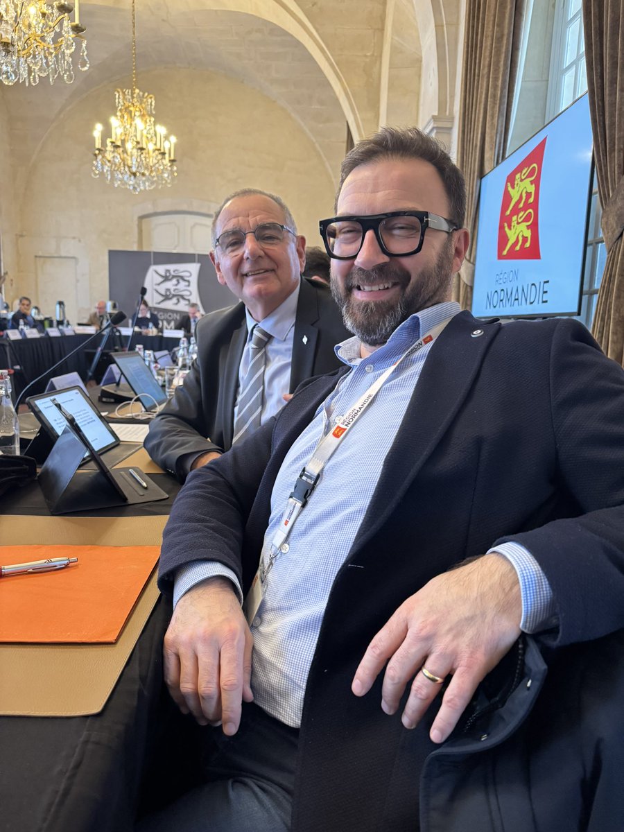 En commission permanente à Caen avec mon collègue <a href="/ChapronPhilNdie/">Chapron Philippe</a> pour la <a href="/RegionNormandie/">Région Normandie</a> 
Un beau moment de travail collectif au service de notre Normandie — et toujours avec le sourire, même quand l’ordre du jour est musclé !