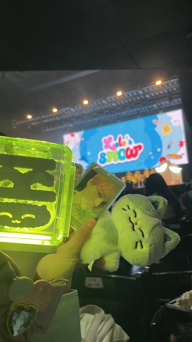 yoi_lele's tweet photo. ㅈㅉ 본확 세게 잡지도 않고
카메라도 안잡고
누나들이 해달라는거 다해주고
노래 다말아오고
챌린지도 원히던거 말아왓는데
두번하라니까 두번 다함
고양이 귀 계속 쓰고잇으라하니까 ㅇㅋㅇㅋ 하고 계속 쓰고있음
앙나 조아….
해피해피 천러야 생일축하해 생파 너무 알차고 재밌었어🫶🏻 2025년 최고 행복한 날이야 이런날을 또 선물해줘서 고마워~~~글고 진짜진짜 … 올해 힘들때마다 들으면서 운 노래 3개잇는데 그걸 다 해줌 …엉엉어엉 ㅠㅠㅜ 찬 우주의농담 레인헤….ㅠㅠㅠㅠ고마워요 항상힘을 줘서😽!!!!!!!!!!우리 다음에 또보자