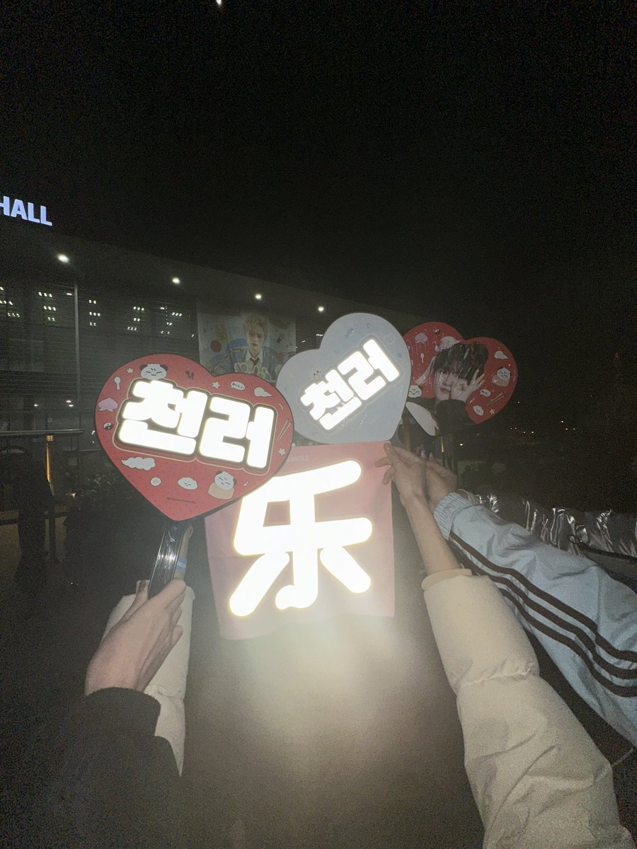 yoi_lele's tweet photo. ㅈㅉ 본확 세게 잡지도 않고
카메라도 안잡고
누나들이 해달라는거 다해주고
노래 다말아오고
챌린지도 원히던거 말아왓는데
두번하라니까 두번 다함
고양이 귀 계속 쓰고잇으라하니까 ㅇㅋㅇㅋ 하고 계속 쓰고있음
앙나 조아….
해피해피 천러야 생일축하해 생파 너무 알차고 재밌었어🫶🏻 2025년 최고 행복한 날이야 이런날을 또 선물해줘서 고마워~~~글고 진짜진짜 … 올해 힘들때마다 들으면서 운 노래 3개잇는데 그걸 다 해줌 …엉엉어엉 ㅠㅠㅜ 찬 우주의농담 레인헤….ㅠㅠㅠㅠ고마워요 항상힘을 줘서😽!!!!!!!!!!우리 다음에 또보자