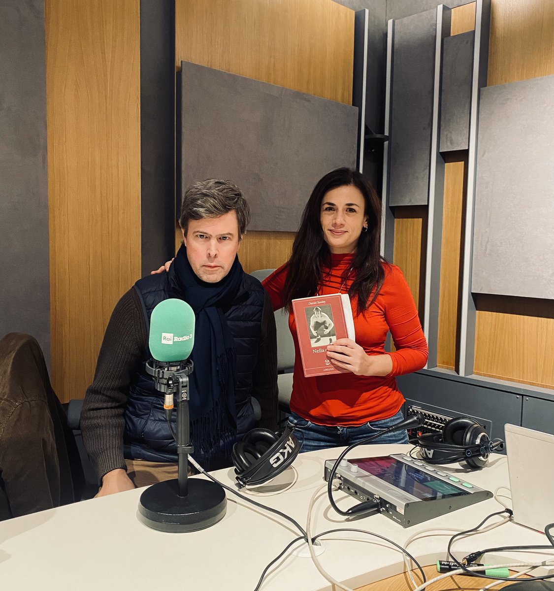 David Szalay a Fahrenheit 
Nella carne 
Traduzione di Anna Rusconi
<a href="/adelphiedizioni/">Adelphi Edizioni</a> 

con <a href="/FlorindaFiamma/">Florinda Fiamma</a> 
Interprete Pietro Cecioni
La diretta raiplaysound.it/radio3 <a href="/radiodeejay/">Radio Deejay</a>