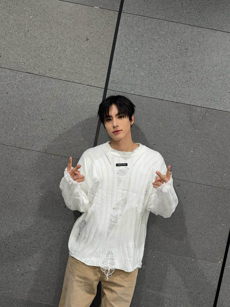 THEBOYZ_officl's tweet image. [📸] 에릭 아이돌 라디오 시즌4 DJ 완료🐶 예쁜 척이 아니라 그냥 예쁜 거인 에디🎀 서툴지만 발랄한 안무도 너무 잘 어울리죠💝

#THEBOYZ #더보이즈
#ERIC #에릭