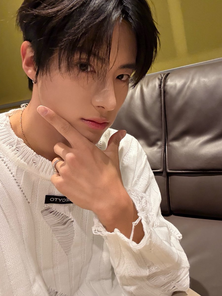 THEBOYZ_officl's tweet image. [📸] 에릭 아이돌 라디오 시즌4 DJ 완료🐶 예쁜 척이 아니라 그냥 예쁜 거인 에디🎀 서툴지만 발랄한 안무도 너무 잘 어울리죠💝

#THEBOYZ #더보이즈
#ERIC #에릭