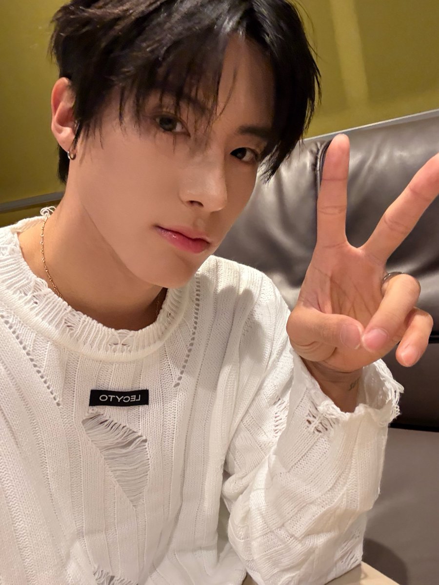 THEBOYZ_officl's tweet image. [📸] 에릭 아이돌 라디오 시즌4 DJ 완료🐶 예쁜 척이 아니라 그냥 예쁜 거인 에디🎀 서툴지만 발랄한 안무도 너무 잘 어울리죠💝

#THEBOYZ #더보이즈
#ERIC #에릭