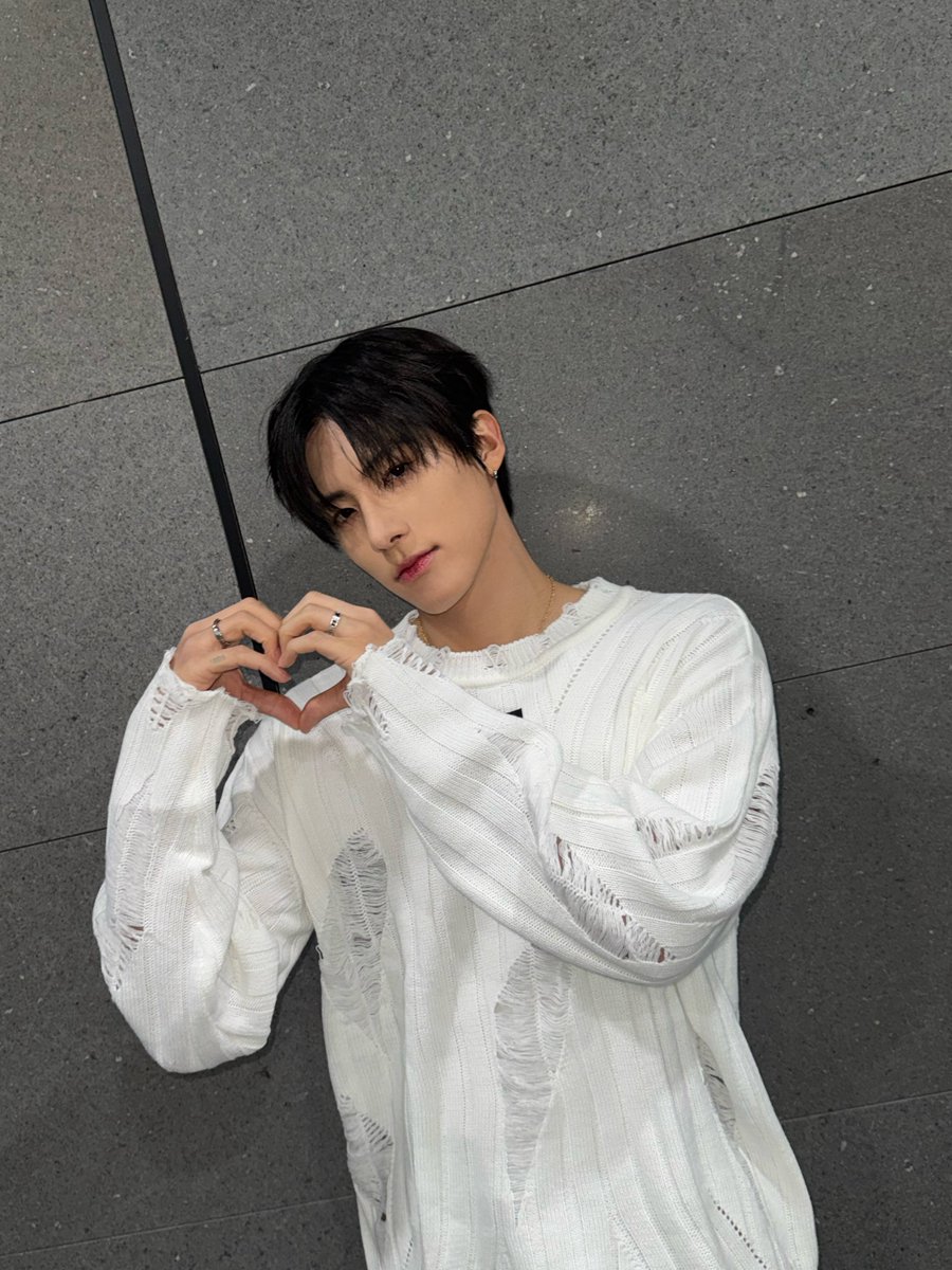 THEBOYZ_officl's tweet image. [📸] 에릭 아이돌 라디오 시즌4 DJ 완료🐶 예쁜 척이 아니라 그냥 예쁜 거인 에디🎀 서툴지만 발랄한 안무도 너무 잘 어울리죠💝

#THEBOYZ #더보이즈
#ERIC #에릭