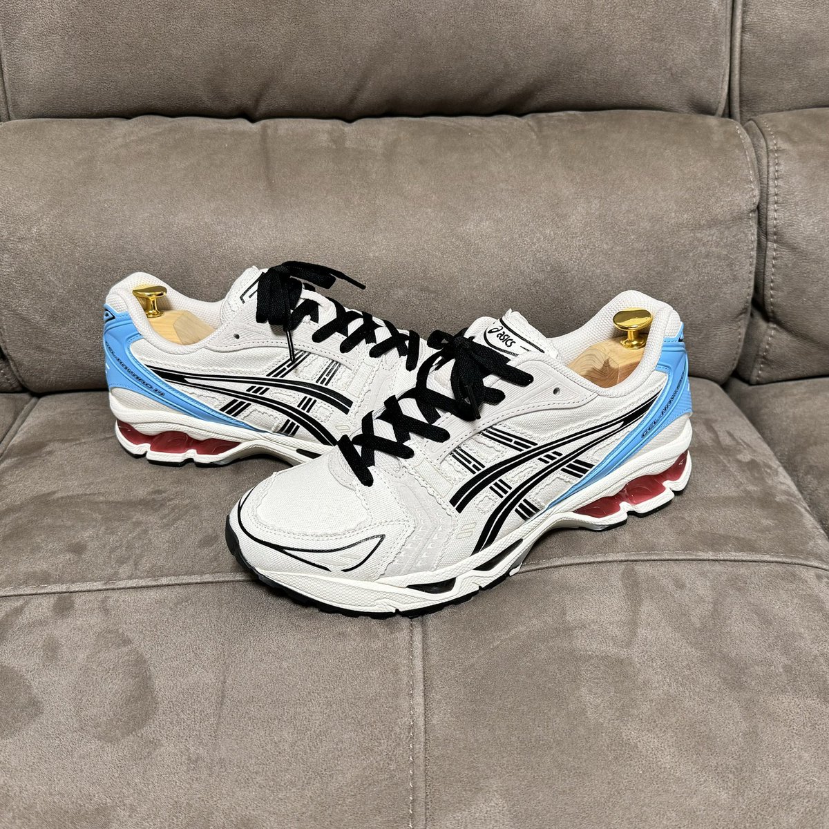tsun20160923's tweet photo. 今日届いたのはこちら②シューレースは黒帯イメージでブラックに。
#スニーカー #sneaker #sneakers #kith #asics #marvel_vs_capcom #gel_kayano14_ryu https://t.co/llAqPlCiNt