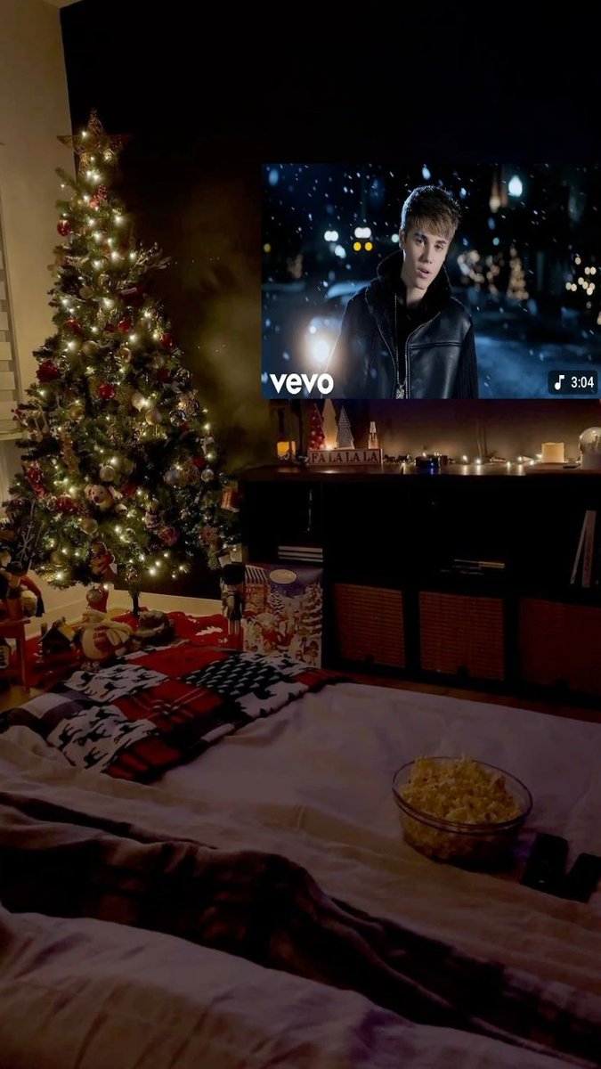 availablebiebzs's tweet photo. it's the most beautiful time of the year https://t.co/wAUu1wNroC