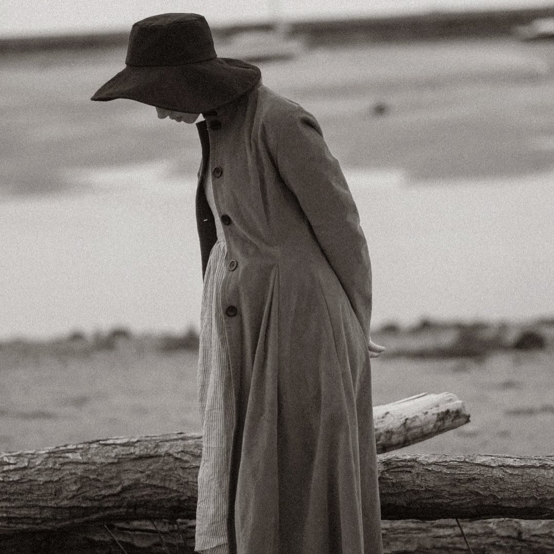 "Anybody can sympathise with the sufferings of a friend, but it requires a very fine nature to sympathise with a friend's success."

Oscar Wilde

📷Ellen Rogers