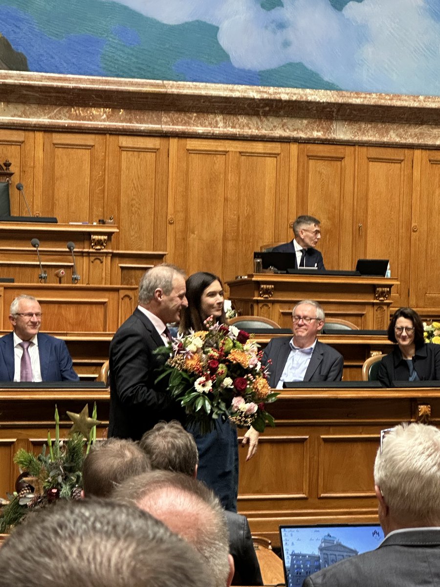 „Cultiver l‘avenir!“
Das Motto des neuen Nationalratspräsidenten <a href="/PierreAndreCN/">Pierre-André Page</a>  ist vielversprechend (und tönt vertraut).
Herzliche Gratulation zur Wahl 💐!