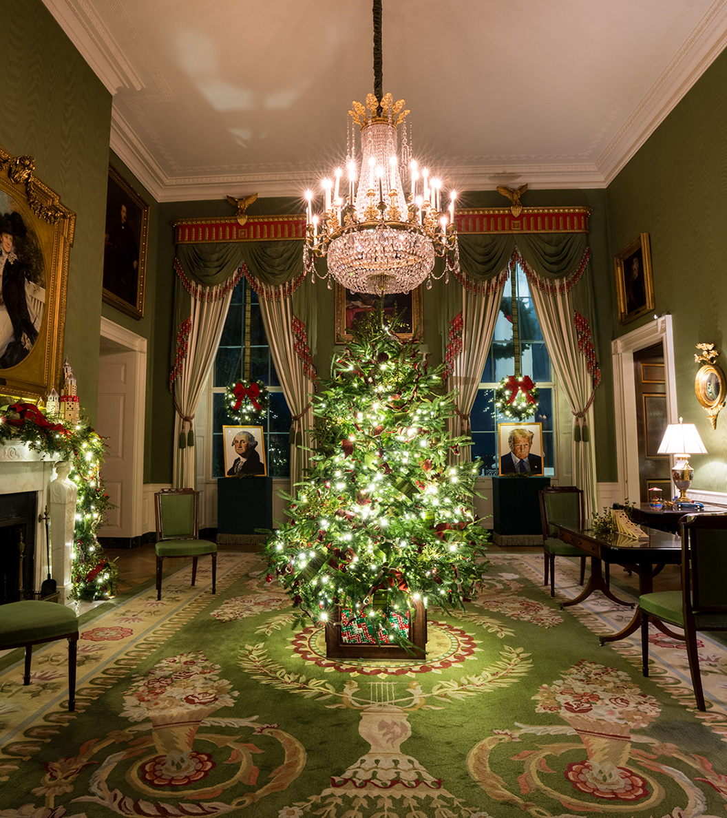 CHRISTMAS AT THE WHITE HOUSE:

Biden (Circus) vs. Trump (Elegance)

Dignity has been restored.