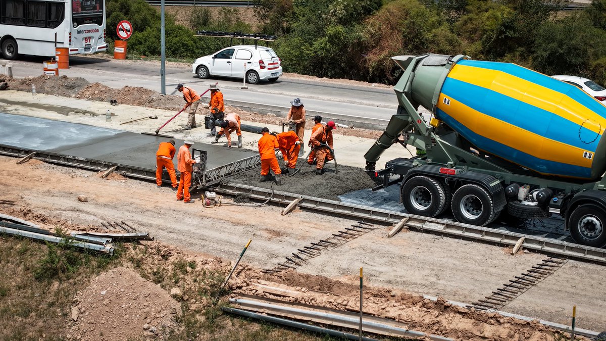 Gobernar es generar trabajo. Y las obras de infraestructura que hoy impulsamos en #Córdoba no solo mejoran la calidad de vida de nuestros vecinos y generan desarrollo, sino que también abren nuevas oportunidades laborales.

Un ejemplo concreto es la construcción simultánea de
