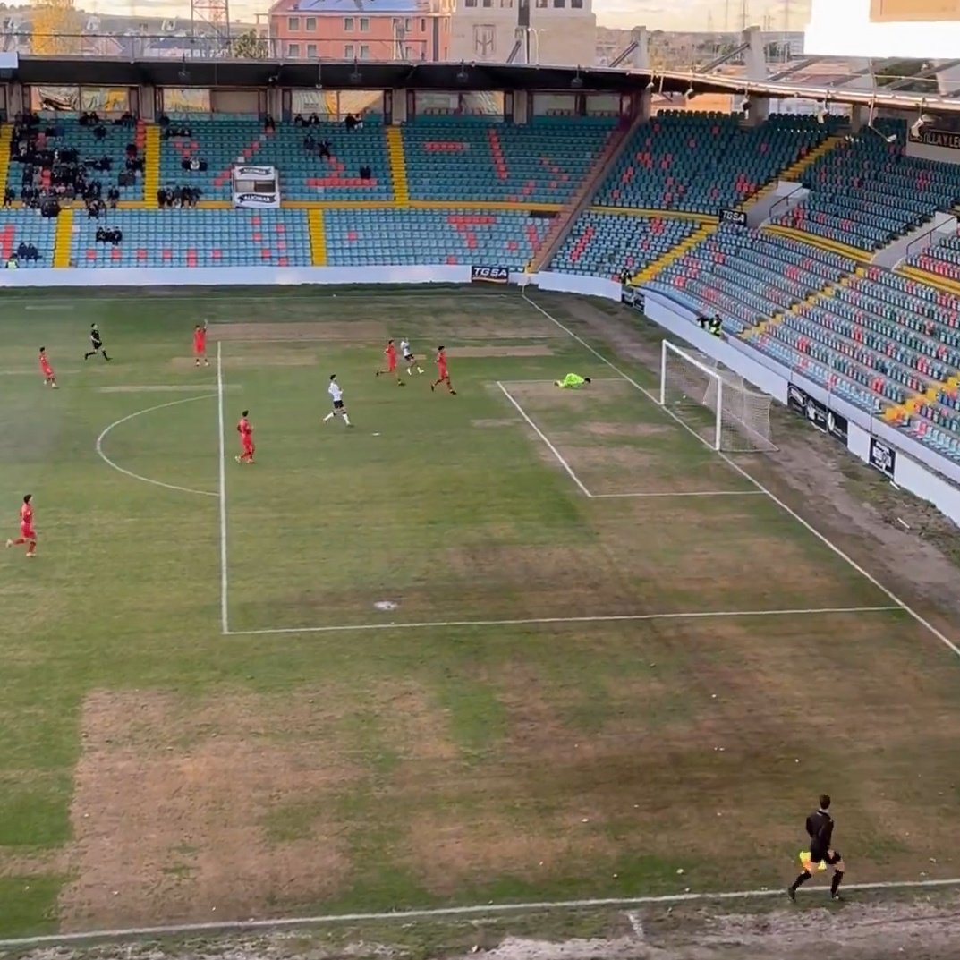 Lo que mínimamente está funcionando bien este año en este ciub es lo que ocurre sobre el verde...

Ahora ya ni eso, porque la superficie sobre la que se juega ya no es ni siquiera verde. Vergüenza y pena ver así el templo <a href="/SalamancaCFUDS/">Salamanca UDS</a> .