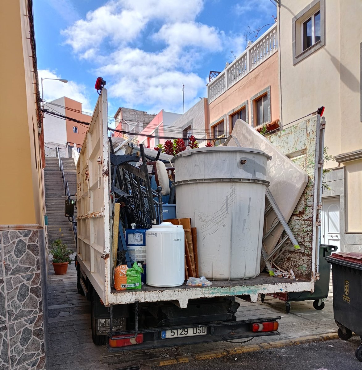 ♻️¡Deshazte de tus residuos de forma responsable!

🚮Los puntos de acopio transitorio de #trastos, #enseres y #escombros recorrerán este mes de diciembre 20 barrios de #LPGC

🙌¡Tu colaboración es esencial!

ℹ️Más info: laspalmasgc.es/es/ayuntamient…