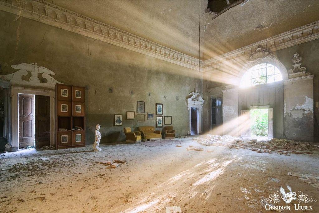 ObsidianUrbex's tweet photo. 🌞 Check out these intense light rays! 100% real, no Photoshop or AI! This stunning effect is created by the low-angle sun at sunset, enhanced by dust-like decayed plaster I tossed in the air. Inside an abandoned villa in Italy. #Italy #AbandonedPlaces #Photography #Godrays https://t.co/kS5Jf3AjQE
