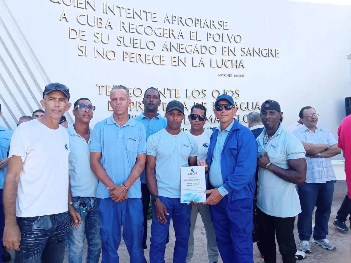 💙Con la satisfacción del deber cumplido integrantes de la Brigada de Línea de ETECSACuba DT Norte reciben el agradecimiento del pueblo de Santiago de Cuba, en acto de despedida en la Plaza de la Revolución Antonio Maceo 🇨🇺

#EtecsaConCuba